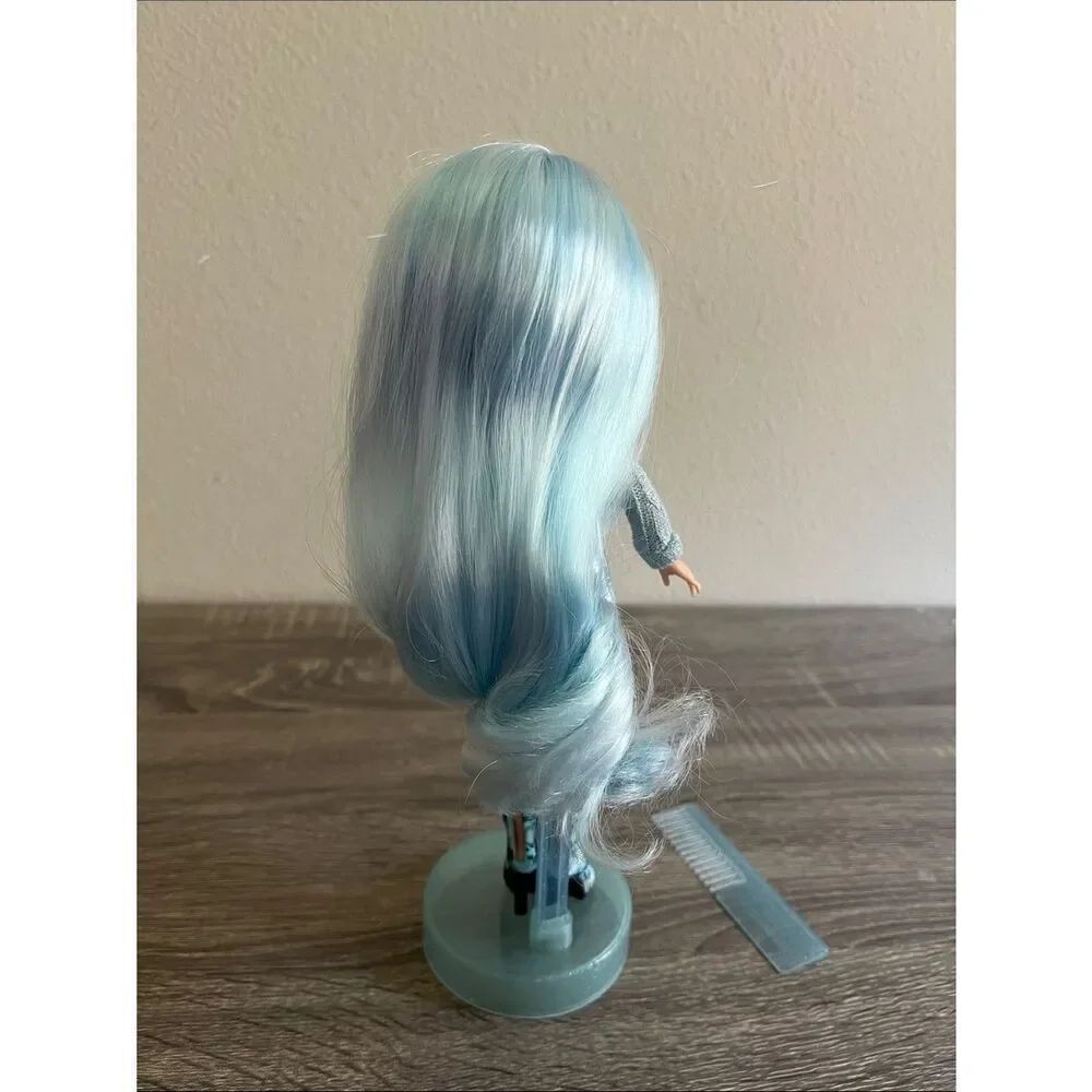 Rainbow High Skyler Bradshaw Blue Hair Fashion Doll MGA Winter Outfit Stand Comb - Picture 3 of 5